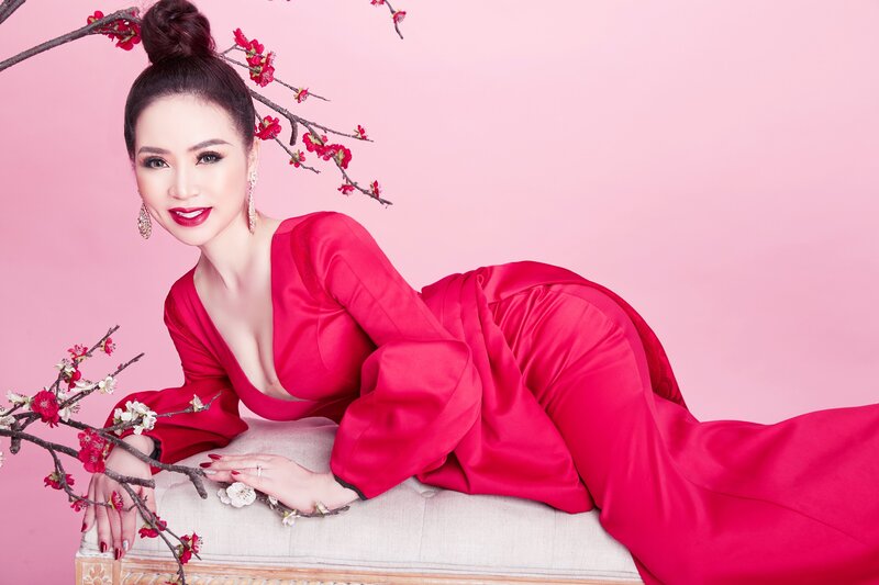 HOA HẬU NGÔ THỊ ĐÀO KHOE VẺ ĐẸP GỢI CẢM TRONG BỘ ẢNH CHÀO XUÂN CANH TÝ 2020.