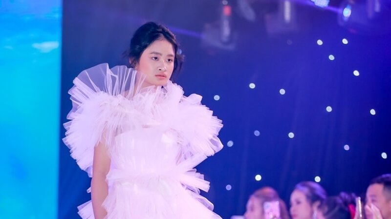 Mẫu nhí Hoàng Gia Linh (Linh Ellie) xuất thần trong bộ sưu tập của NTK. Lý Quý Khánh