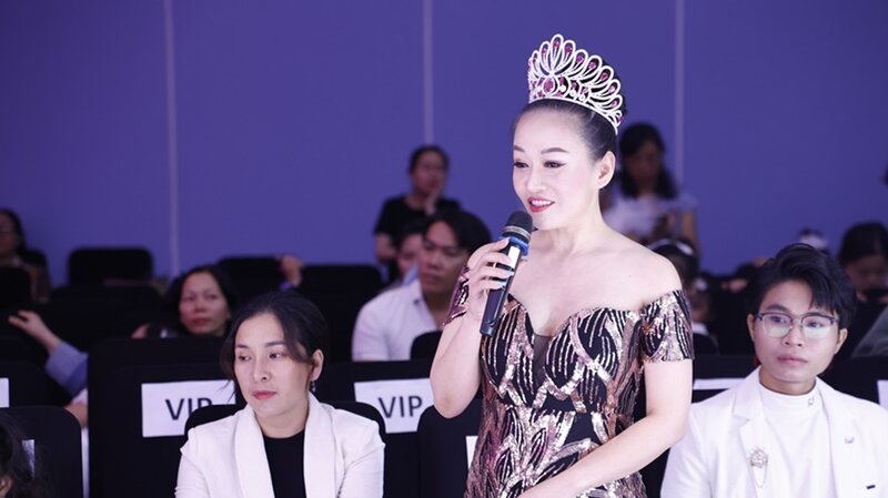 Gặp gỡ bà Nguyễn Thúy Hằng (CEO Công ty cổ phần Hằng Holy) – khách mời VIP trong đêm hội Fashion show Hồ Thiên Nga