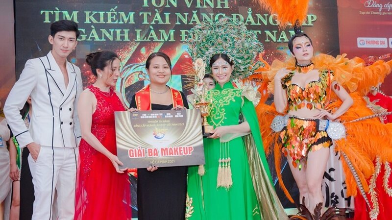 Nghệ nhân Thúy Paris – giải Ba bộ môn Make up tại Cuộc thi Tìm kiếm tài năng đẳng cấp ngành làm đẹp Việt Nam 2021: “Sáng tạo không ngừng với cái tôi nhiệt huyết là chìa khóa để thành công”