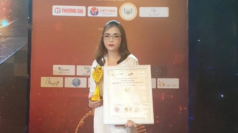 Chủ nhân Giải thưởng Cọ vàng tại cuộc thi Tìm kiếm tài năng đẳng cấp ngành làm đẹp Việt Nam 2021 chính thức gọi tên nghệ nhân Lê Hương