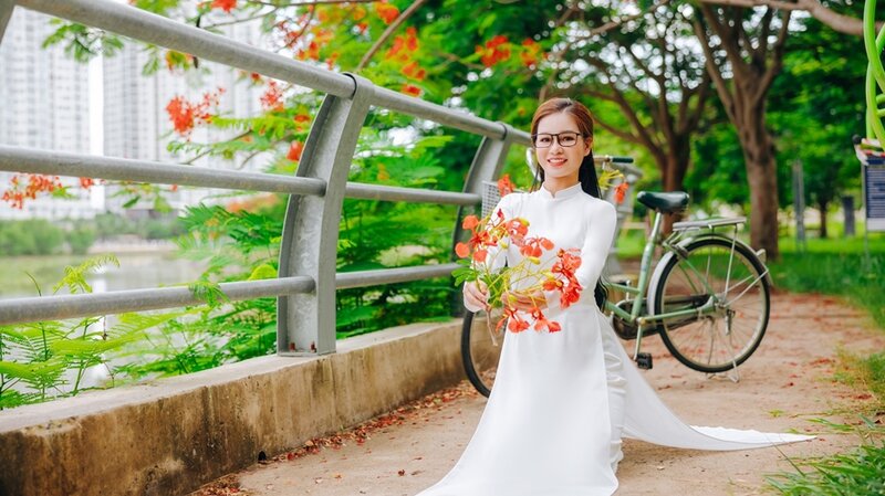 Người đẹp Sài Thành Nguyễn Tâm khoe nét duyên và vẻ đẹp “không tuổi” trong tà áo dài
