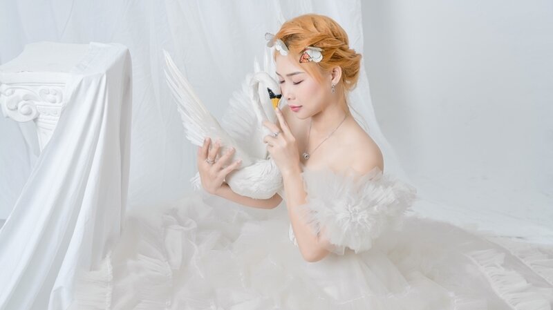 Doanh nhân Nguyễn Trúc Linh hóa nàng thơ yêu kiều trong bộ ảnh thiên nga