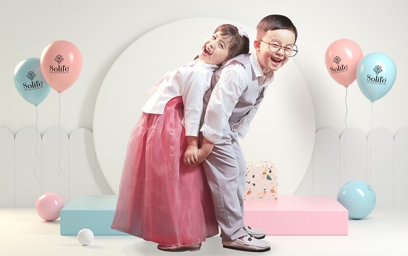 Ngắm mẫu nhí Uyên My tạo dáng chuyên nghiệp và siêu yêu cùng bạn diễn