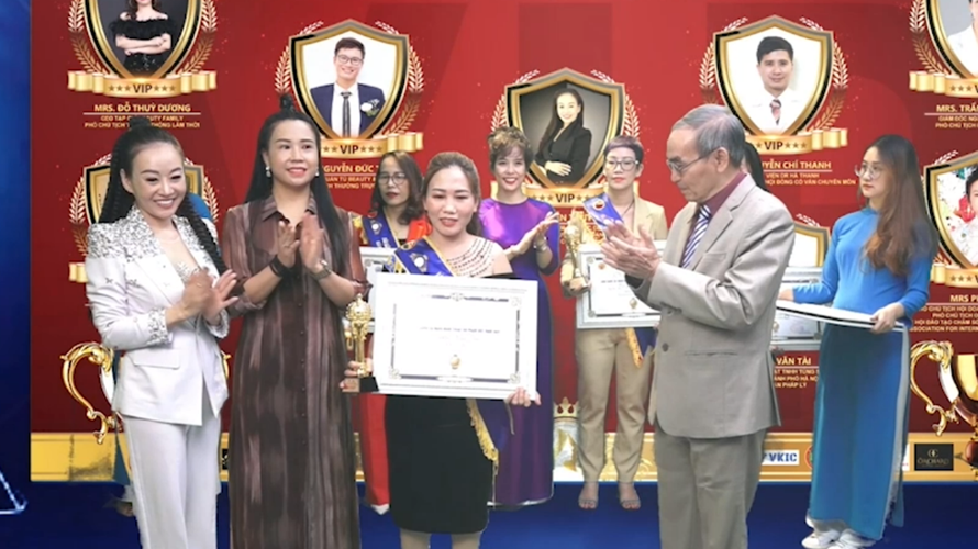 Chuyên gia Đặng Thu Thủy nhận vinh danh Nhà sư phạm ưu tú ngành Làm đẹp 2021